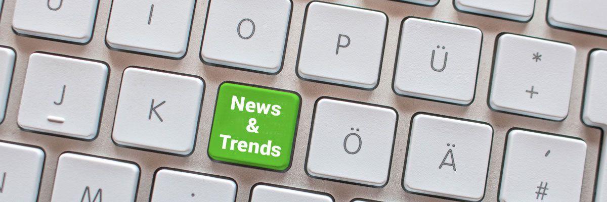 Weiße Tastatur mit einer grünen Taste, auf der „News & Trends“ in weißer Schrift steht.